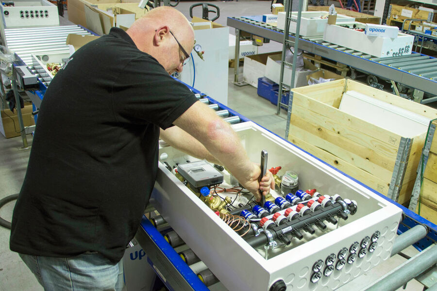 - Det blir stadig tøffere tidspress og harde kostnadsvurderinger for rørleggeren. Her kan vi bidra med våre R2i fordelerskap, forteller Rune Hansen hos Uponor AS.