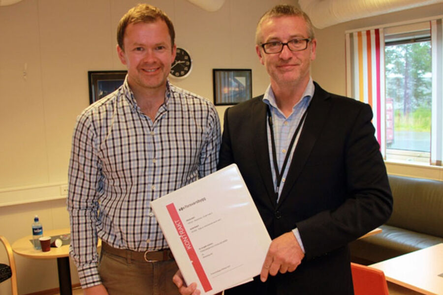 Odd-Egil Reinås, dagleg leiar Bioenergy AS og Thorbjørn Thoresen, direktør Forsvarsbygg. 
(Foto: Beate Ingebrigtsen)
