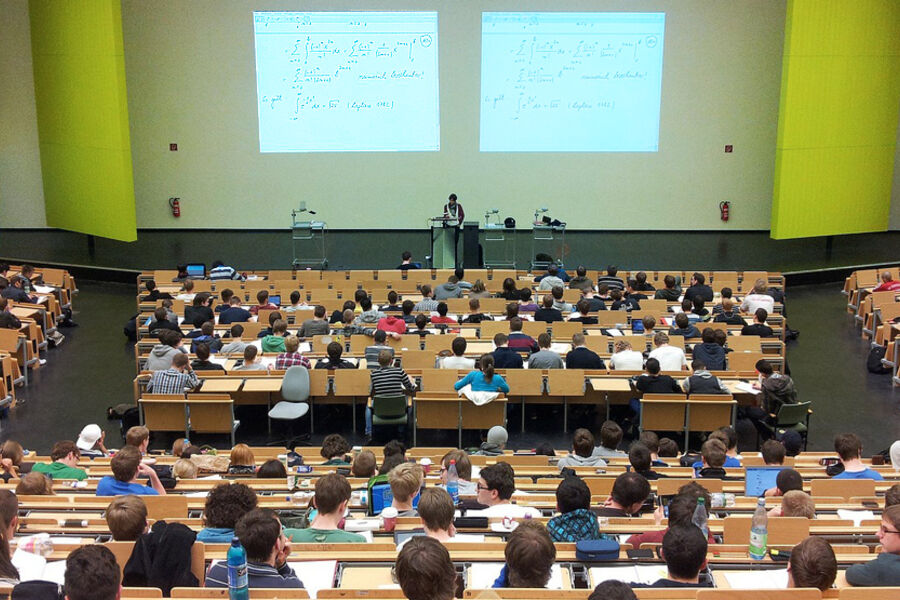 SINTEF Byggforsks nye anvisning for systemløsninger og regulering er en veiledning i hvordan man prosjekterer og bygger et optimalt ventilasjonsanlegg som fungerer tilfredsstillende for brukerne av yrkes- og undervisningsbygninger. Foto: Per H/Arkiv