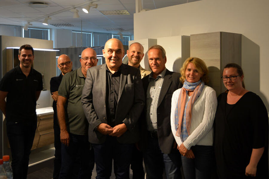 Under festdagen var det mange som tok turen til Korsbakken Trading. Her ser vi en stor delegasjon fra Bademiljø på plass, : Fra v. Lars Korsbakken, Pål Spillum, Arne Korsbakken, Olav Råken, Jørgen Baardson, Bjarne Barlaug, Mona Strand og Mailen Ophus.