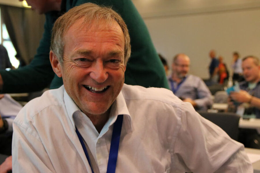 Arne Nesje i SINTEF Byggforsk mener det er fullt mulig å oppnå fall mot sluk med storformat flis, men at det er flere ting du må tenke på før du starter. Foto: Monica Krogstad, Fagrådet for våtrom