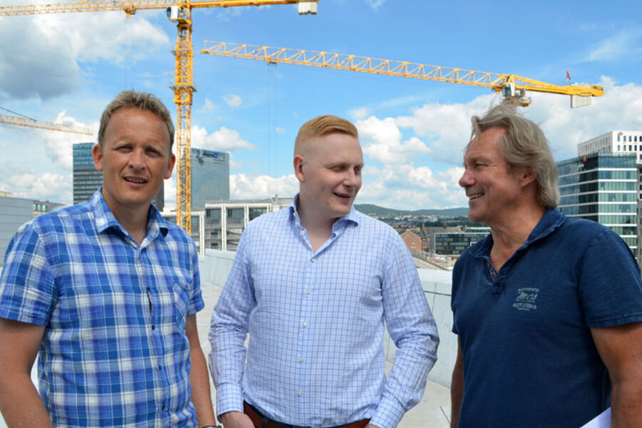 Prosjektsjef Steffen Bjerkvoll, salgssjef Andreas Solrud, og daglig leder Bjørn Steinar Lien på befaring på Operahuset i Oslo, hvor man har levert brannventilasjon. Vifter og Miljø har også levert impulsventilatorene til Operatunnelen under Bjørvika.