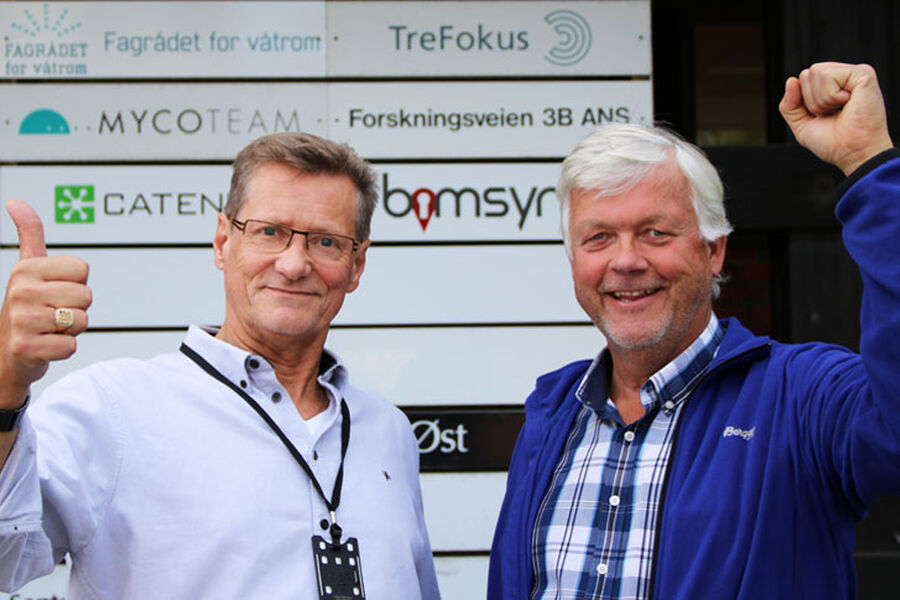 Ikke rart disse karene er et eneste stort smil: Neste uke arrangeres et rekordstort våtromsdager i regi av Fagrådet for våtrom på Kolbotn med 145 deltakere.  Svært gledelig, sier fagsjef, Bjørn Grimsrud og daglig leder Cato Karlsen i Fagrådet for våtrom. Foto: Monica Krogstad