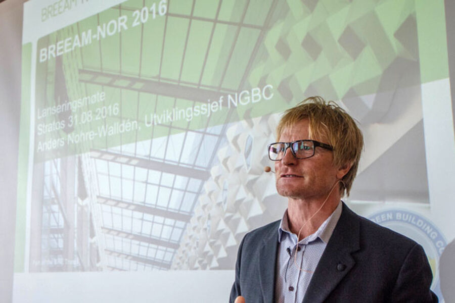 Anedrs Nohre-Walldén, utviklingssjef i NGBC, presenterte innholdet i BREEAM-NOR 2016 under lanseringsfrokosten onsdag morgen. Foto: Sindre Sverdrup Strand, Byggeindustrien