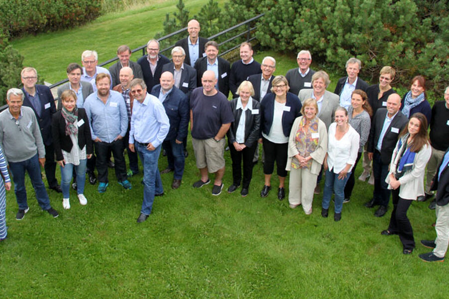 BNL fikk oppgaven av DiBK rett før sommeren om å koordinere en prosess i bygge- anleggs- og eiendomsnæringen for å gi innspill til å forbedre kompetansekravene for ordningen med sentral godkjenning. Her er alle 36 deltakere fra forskjellige organisasjoner samlet.