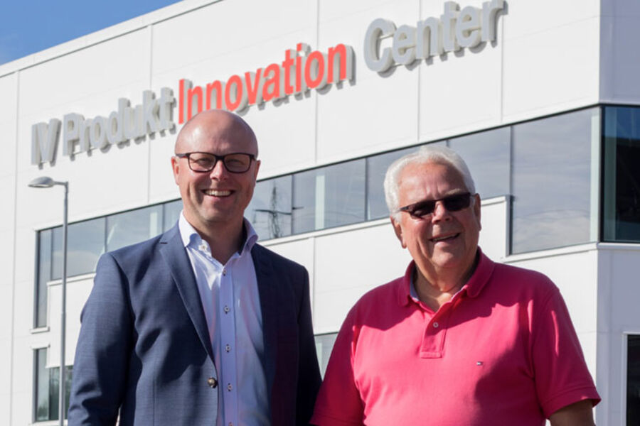 Mattias og Alf Sjöborg foran fabrikken og selskapets innovasjons senter i Vaxsjö. 