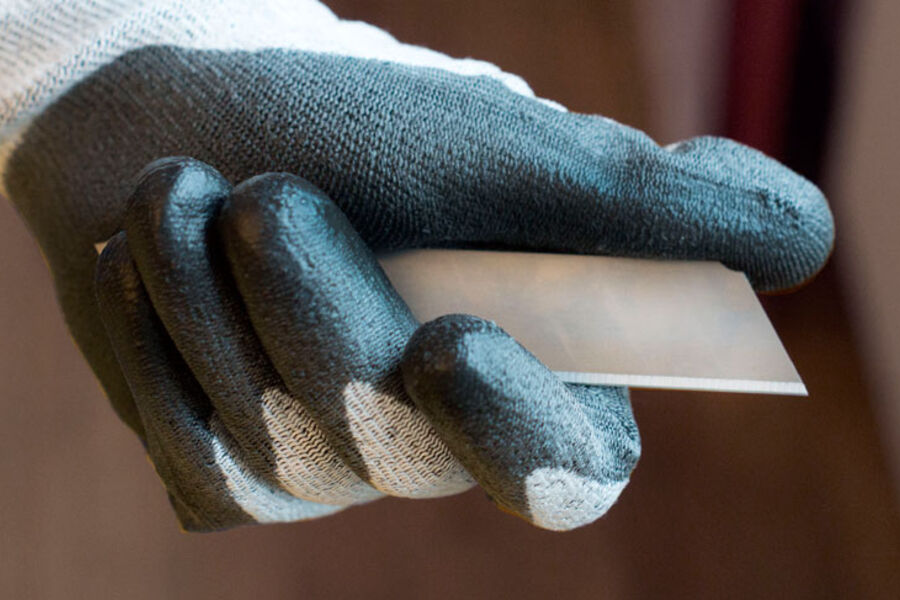 Uansett om man er snekker, rørlegger, montør eller mekaniker  det er alltid en viss fare for at ting kan gå galt. Hvis man benytter kuttresistente hansker vil mange slike småskader kunne unngås