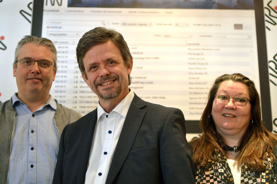 Både NRF Databasen og den synkroniserte appen er kraftig oppdatert og presenteres under VVS Dagene, forteller daglig leder Terje Røising i Norske Rørgrossisters Forening. Her sammen med teknisk sjef Morten Svensen og databaseoperatør Iren Bjerklund i NRF.