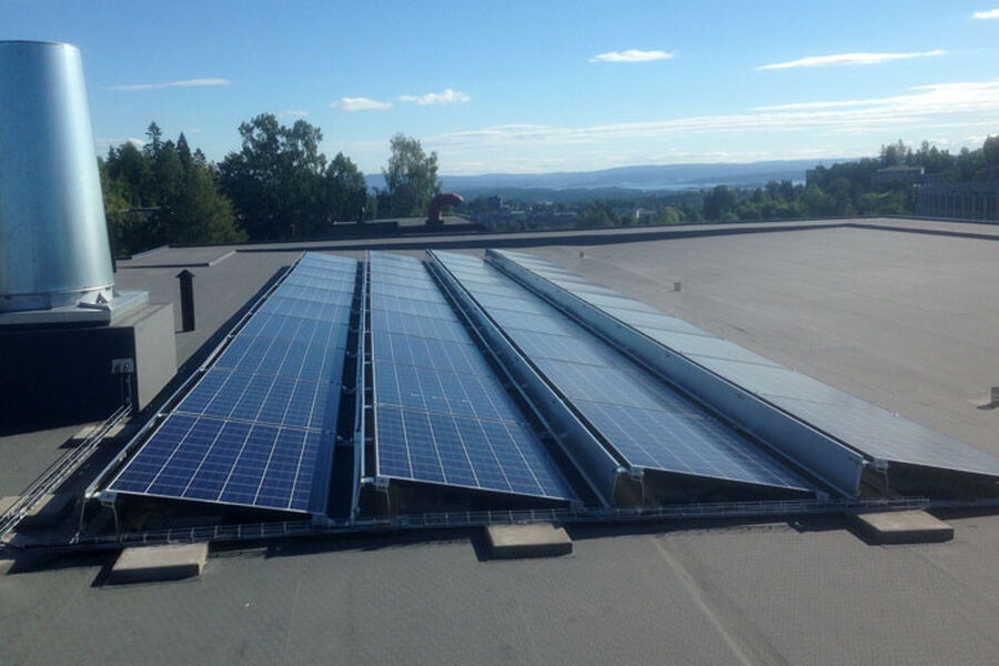 I de nye lokalene til SGP Varmeteknikk, er det montert solceller på kontorbyggets tak.