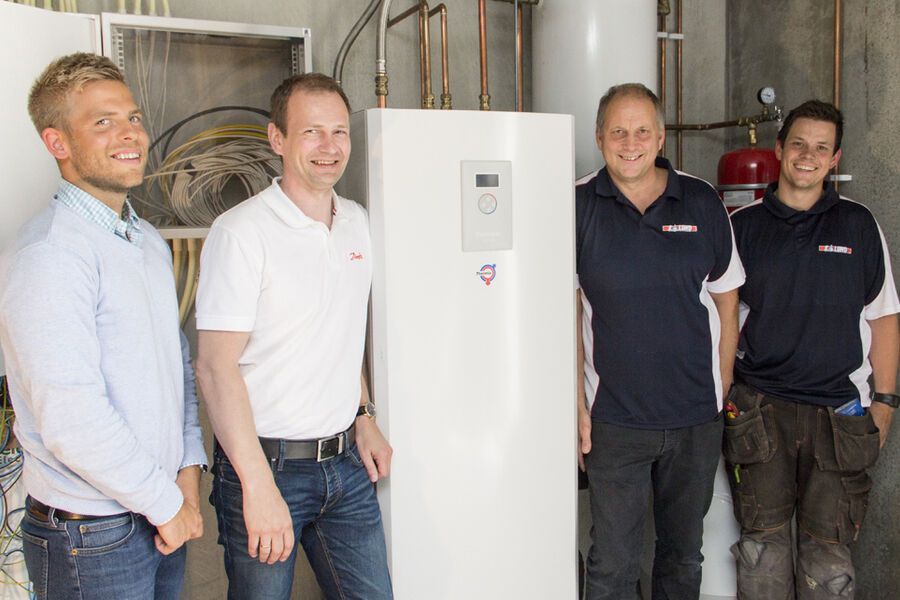 Daniel Eik (til venstre) i Brødrene Dahl, regionsjef Per Steinar Nordaas i Danfoss, Ole Lund og sønnen Svein Ove Lund er innom et nybygg i Åkrehamn for å se på en ferdiginstallert Thermia. 