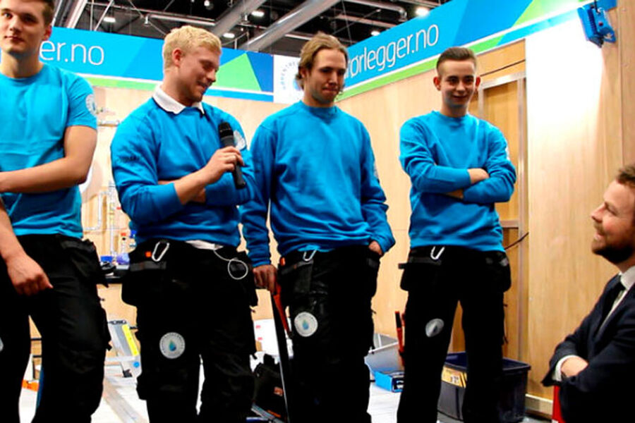 NM-kandidatene i rørleggerfaget i 2015. Her i samtale med kunnskapsminister Torbjørn Røe Isaksen. Foto: RørNorge.