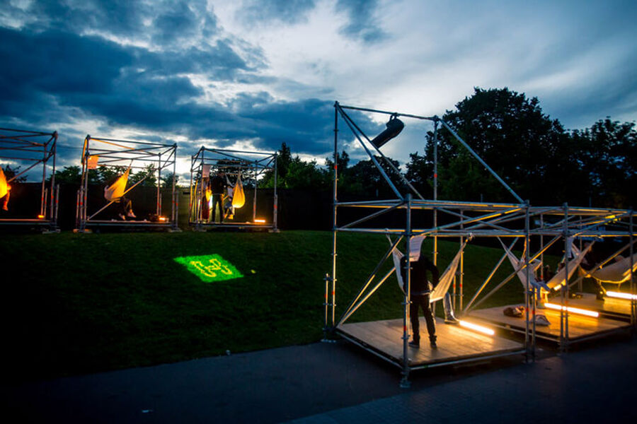Strøm fra solcelleanlegget skaper stemning når kveldsmørket inntar Øya. Foto: Stian Raa. 
