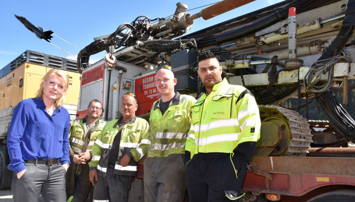 Klar for brønnboring på Ørlandet. Fra venstre daglig leder Hilde Anita Grandetrø med operatørene Tom Hamsund, Arne Grendal, Håvard Grandetrø og Dani Nanne. De skal utføre jobben sammen med sine kolleger Arild Rønning, Dan Persson og Anders Holstad. kjoler-ned-norges-nye-kampflybase-2