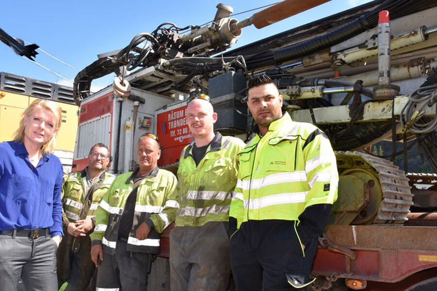 Klar for brønnboring på Ørlandet. Fra venstre daglig leder Hilde Anita Grandetrø med operatørene Tom Hamsund, Arne Grendal, Håvard Grandetrø og Dani Nanne. De skal utføre jobben sammen med sine kolleger Arild Rønning, Dan Persson og Anders Holstad. 