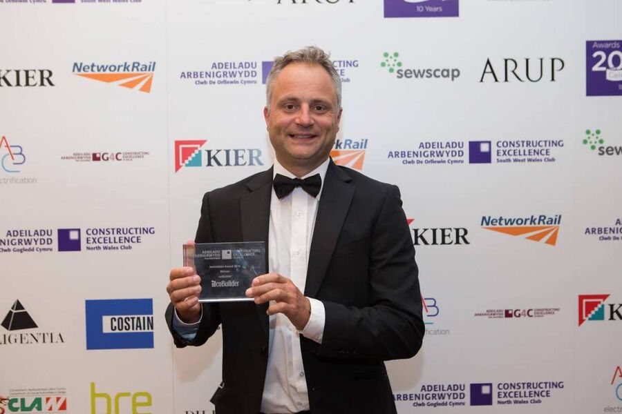 Nick Tune, CEO i coBuilder UK, plassert på pallen etter at selskapet mottok prisen.