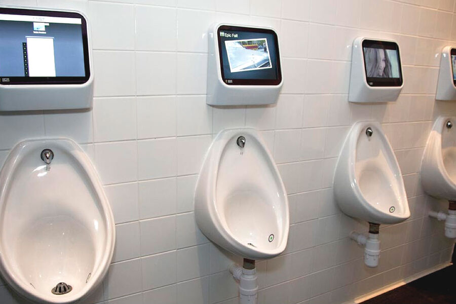 En litt annen nyhet innen menns toalett, ved The Exhibit Bar in Balham i London er det installert  interaktiv urinal.