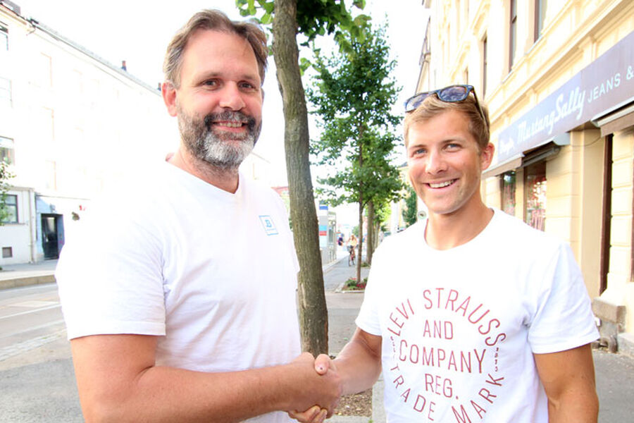 ROER IKKE NED: Det var god stemning da tidligere roer, nå kursansvarlig i Byggeveiledning AS, Morten Hofstad (til venstre), inngikk sponsoravtale med OL-håpet Kristoffer Brun. Foto: Rune Midtskogen, Fagrådet for våtrom