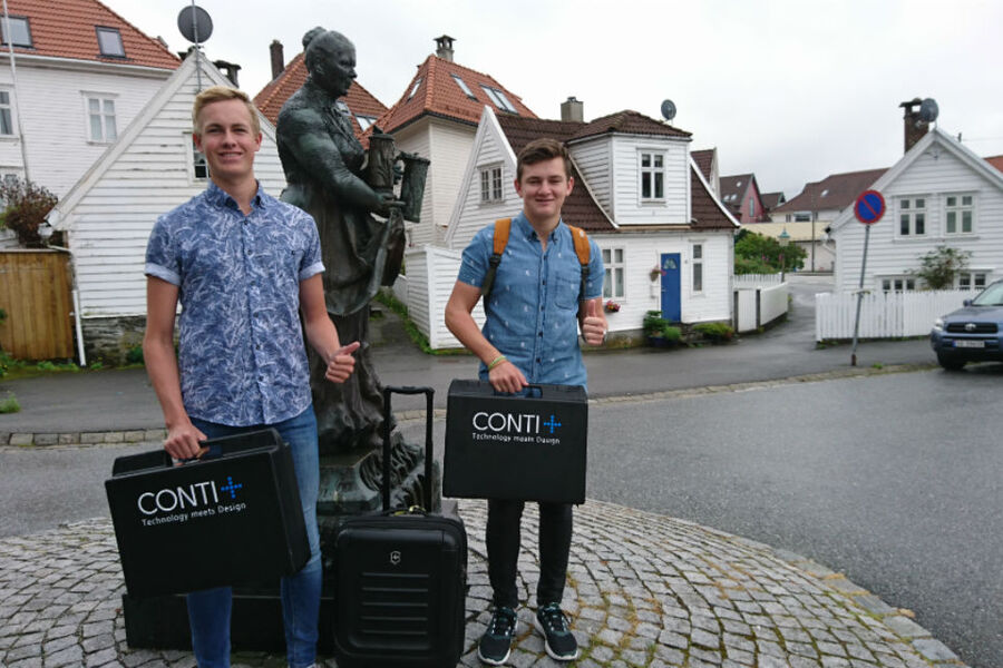 16 år gamle Alrik Frost og Joachim Olsen har brukt sommeren til å reise rundt og markedsføre Conti+, teknologi for sikring av drikkevann.