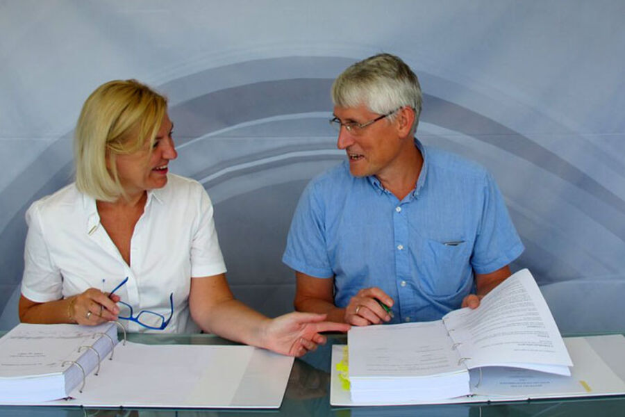 Direktør Eli Grimsby fra Kultur- og idrettsbygg Oslo KF og regionsdirektør Arne Dahl fra GK Inneklima signerte kontrakten for luftbehandlingsanlegg og byggautomasjon. (Foto: Kultur- og idrettsbygg Oslo KF)