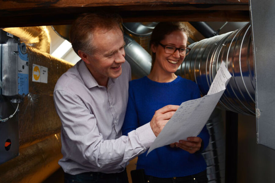 Mads Mysen i Sintef og Undervisningsbyggs Magnhild Kallhovd jobber sammen om målingene.
