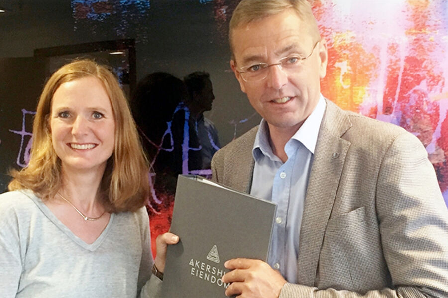 Line Norbye i Otto Olsen Bygg AS og konserndirektør boligutvikling i OBOS, Arne Baumann.