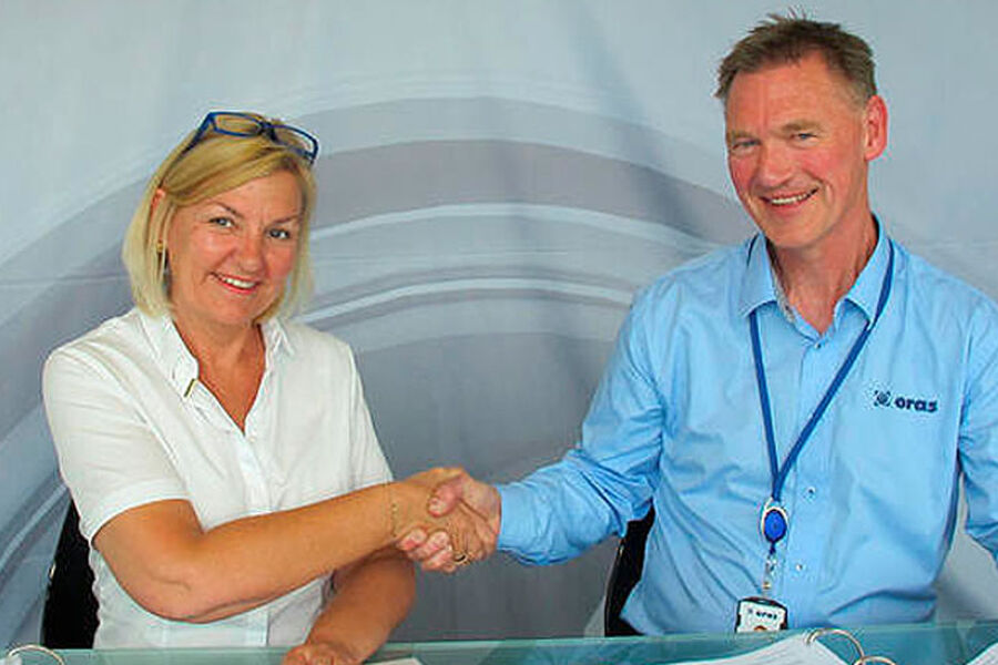 Direktør Eli Grimsby fra Kultur og idrettsbygg og direktør Torstein Tveiten fra Oras etter signeringen av kontrakten. 