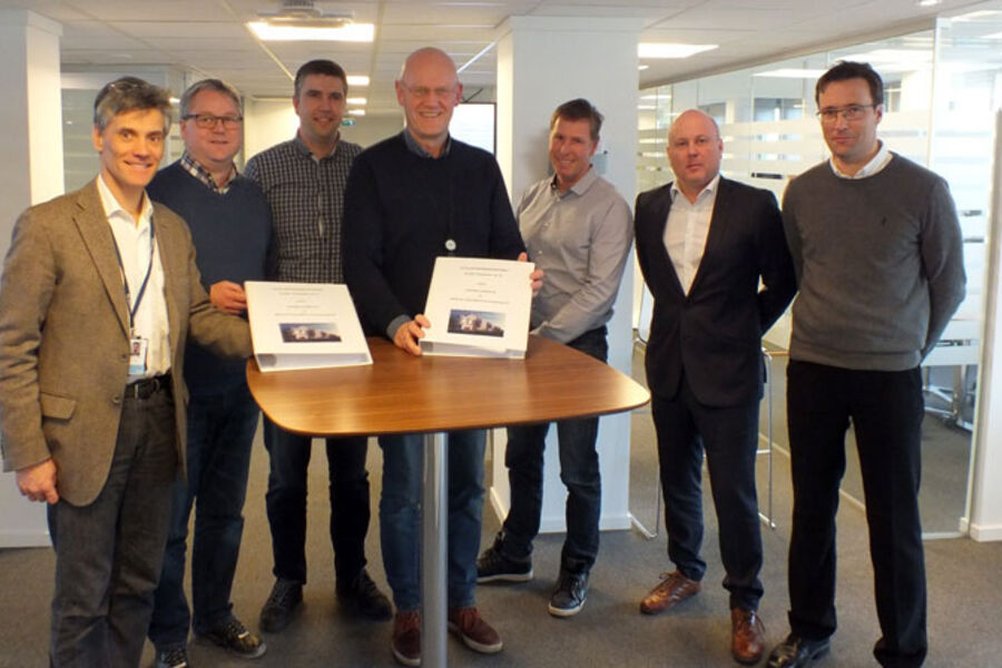 Bilde fra signeringen: F.v: Jon-Erik Lunøe (OBOS), Per-Henrik Eriksen (Skanska), Stian Ruud (OBOS), Carl Chr. Birkeland (OBOS), Espen Rudshaug (Skanska), Sturla Magnus (Skanska), Rudolf Fredriksen (Skanska) 