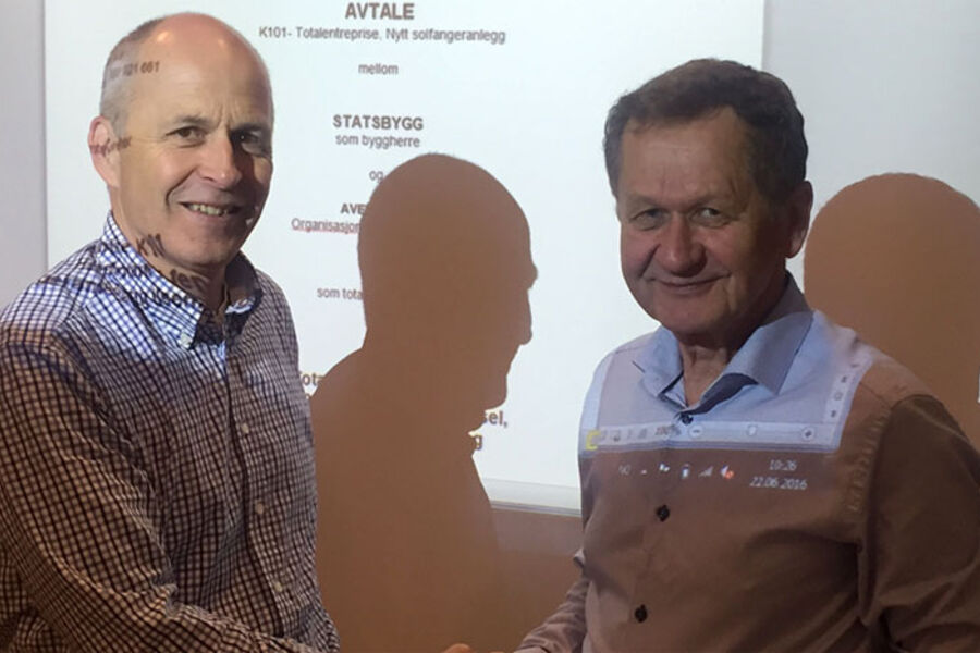 Prosjektleder hos Statsbygg, Terje Heggestad, og Daglig leder i Aventa, John Rekstad, signerer leveranseavtale til Hedmark fengsel, avd. Ilseng. Foto:Aventa