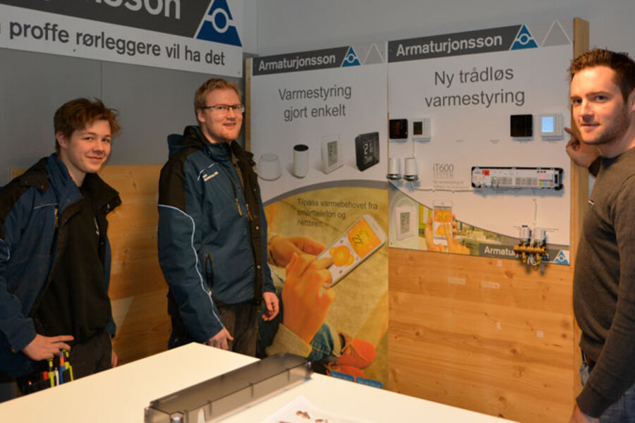 Vestby Rørleggerservice var innom Armaturjonsson for å se nærmere på den nye varmestyringen. Fra venstre Tarjei Velure (Lærling) Bjørn Jevne (Daglig leder), André Kristoffersen ( Distriktsansvarlig Armaturjonsson Akershus, Oslo og Østfold)