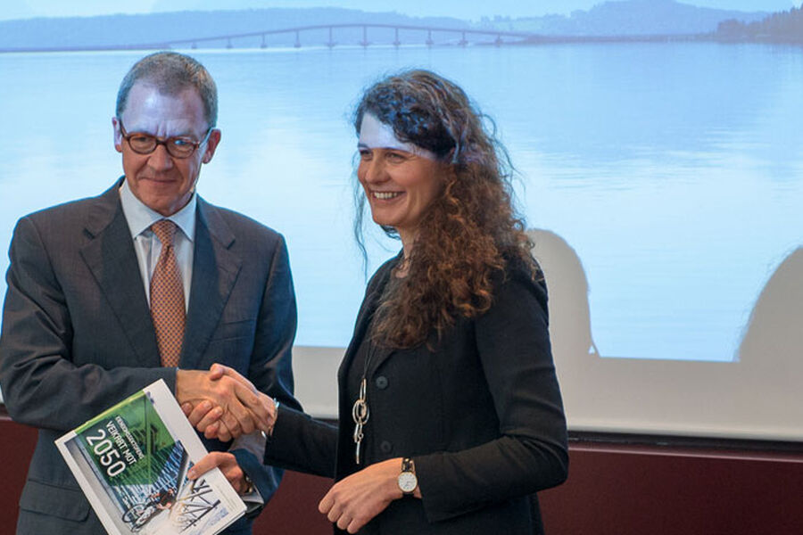  At dere har vært så tydelige, gjør at det blir lettere å samarbeide med næringen, sa Idar Kreuzer om veikartet Katharina Bramslev overrakte på vegne av Grønn Byggallianse og Norsk Eiendom. 