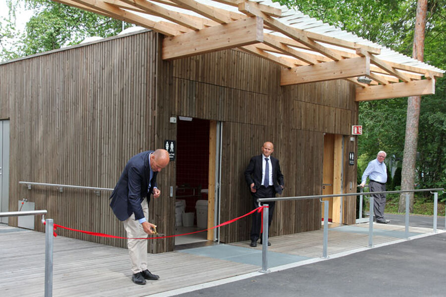 Geir Lippestad er byråd for næring og eierskap. På St. Hansaften åpnet han det nye sanitæranlegget på Solvik Camping.