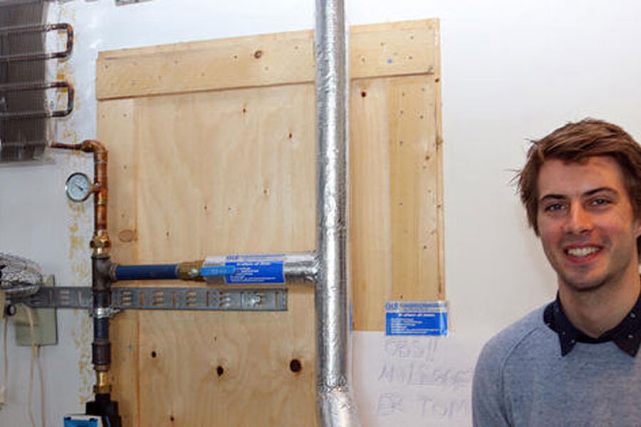 Marius viser oss anlegget de har brukt i bacheloroppgaven. 
Foto: Olav-Johan Øye 