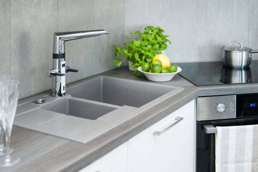 Toppmodellen Optima kjøkkenkran fra Oras, har både berøringsfri funksjon, grepsvennlige hendler som er godt egnet til synshemmede på grunn av kontrastfargen, temperaturdisplay og automatisk avstengningskran for oppvaskmaskinen.