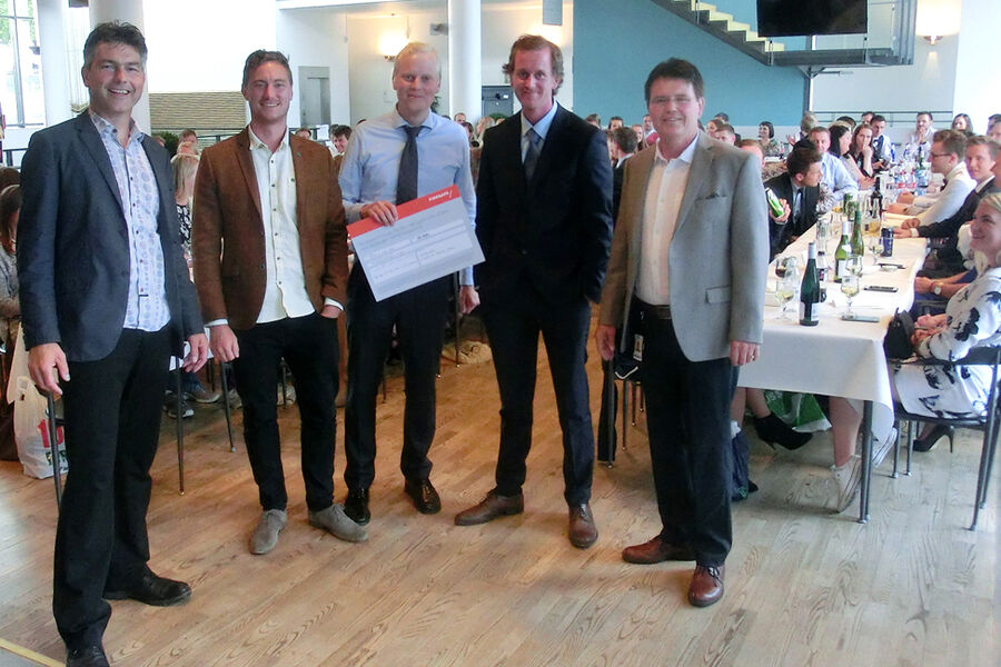 Fra venstre, høyskolelektor Arjen Kraaijeveld, prisvinnerne Joachim Skogseide, Christer Rake og Pål Rud, og intern veileder professor Hans Jørgen Dahl. Foto: Firesafe