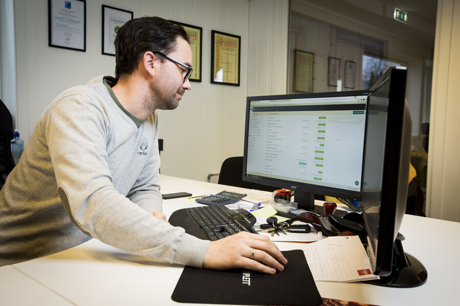 Øystein Kristiansen i Rørleggergutta i Tønsberg har tatt i bruk Rørkjøps KS Proff i arbeidet.  Et skikkelig kvalitetssikringssystem er viktig for at vi skal føle oss trygge på at vi har gjort alt riktig. Rørkjøps KS Proff er det eneste systemet jeg kjenner til som er laget av rørleggere, for rørleggere, sier han.