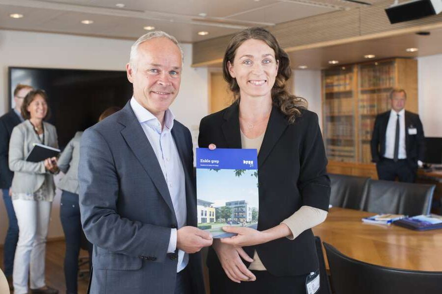 Kommunal- og moderniseringsminister Jan Tore Sanner mottok rapporten fra styreleder i Bygg21 Sissel Leire.
