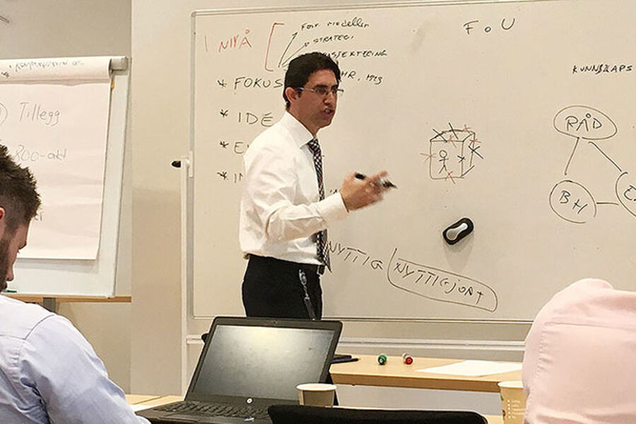 Norconsults Sebastiano Lombardo var en av to fasilitatorer på RIF-workshopen om innovasjon som ble gjennoført på Norconsult sitt hovedkontor i Sandvika (foto: Torhild Tøndel/ Norconsult).