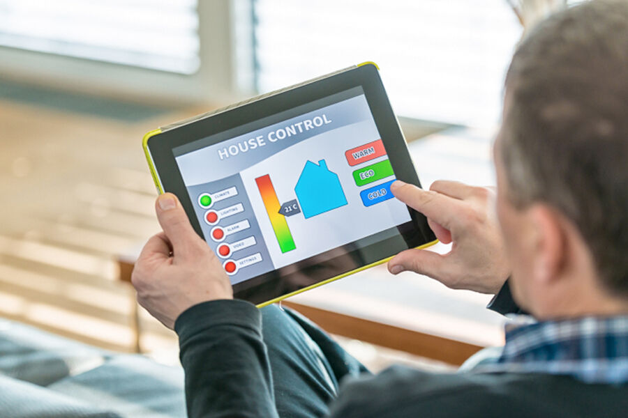 God styring sørger for at energi ikke sløses på lys, varme og ventilasjon når det ikke er mnoen til stede. Illustrasjonsfoto: Lavenergiprogrammet.