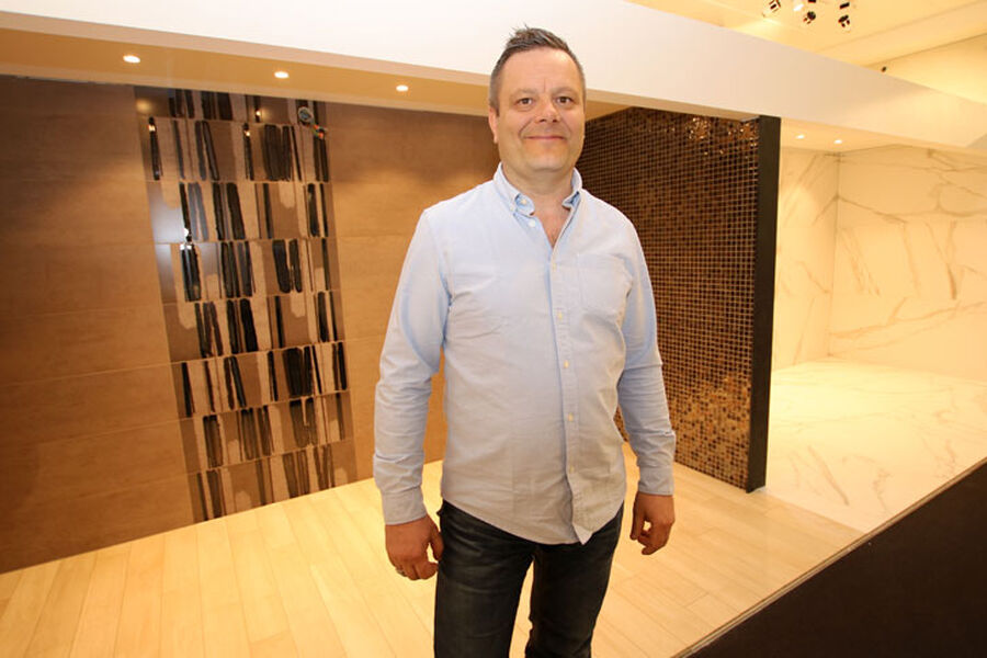 Bjørn Karlsen har jobbet nesten hele livet i flisbransjen. Nå har han slått på stortromma, og åpnet 350 m2 stor inspirasjonsbutikk på Abildsø i Oslo. Foto: Rune Midtskogen, Fagrådet for våtrom