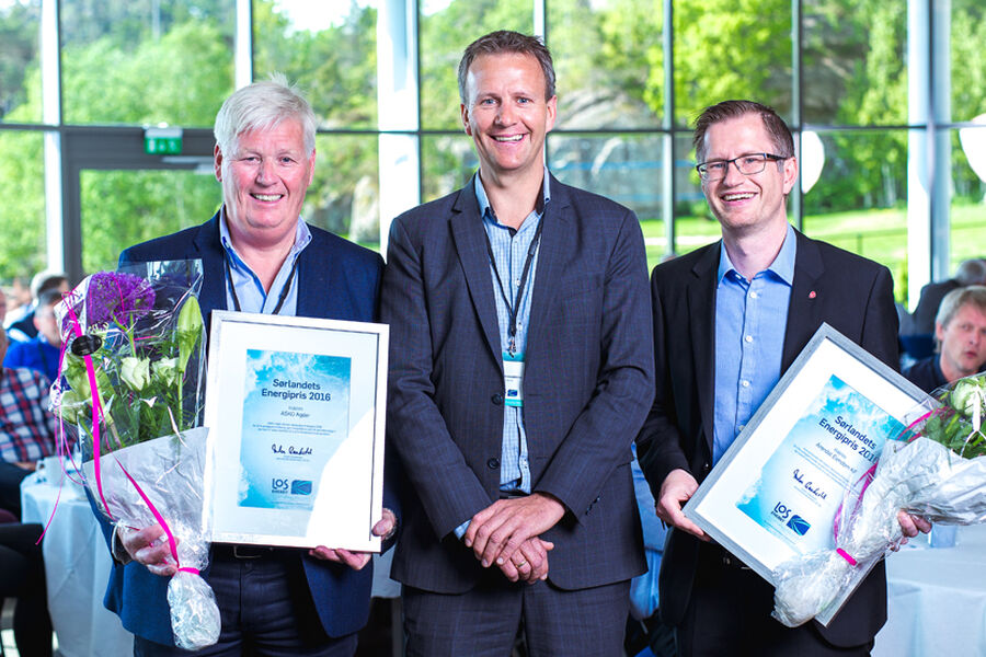 Direktør Peder Syrdalen i ASKO Agder (til venstre) og ordfører Robert Cornels Nordli i Arendal mottok Sørlandets Energipris for hhv beste private og offentlige virksomhet. Direktør i LOS AS, Anders Gaudestad i midten. 