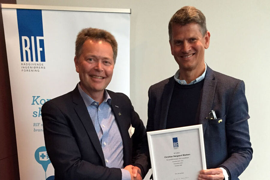 RIFs avgåtte styreleder Christian Nørgaard Madsen (til venstre) gratulerer den nye styrelederen Tom Baade-Mathiesen med et enstemmig valg. Foto: Trond C. Brekke