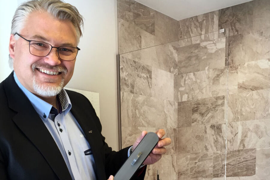 Markedssjef i Unidrain AS, Ståle Johannesen viser frem den nye problemløseren utviklet for unidrain linjeavløp, denne får man nå gjennom grossistene.