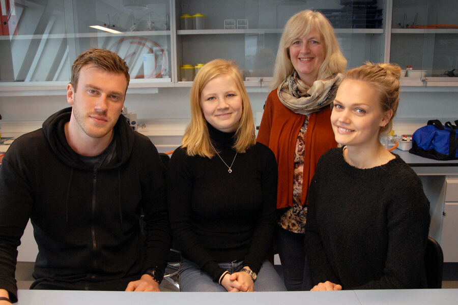 Fra venstre, Tore Kristian Aunevik (21), Hanna Stenersen (22) og Sara Lindegård(23). Bakerst høgskolelektor Heidi Liavåg ved Fakultet for teknologi, kunst og design. Foto: ITBaktuelt/Per Henriksen