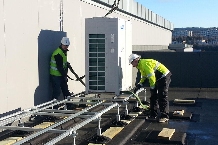 Fra monteringen av varmepumper ved Solvang Helsehus for Omsorgsbygg i Oslo. Foto: Omsorgsbygg