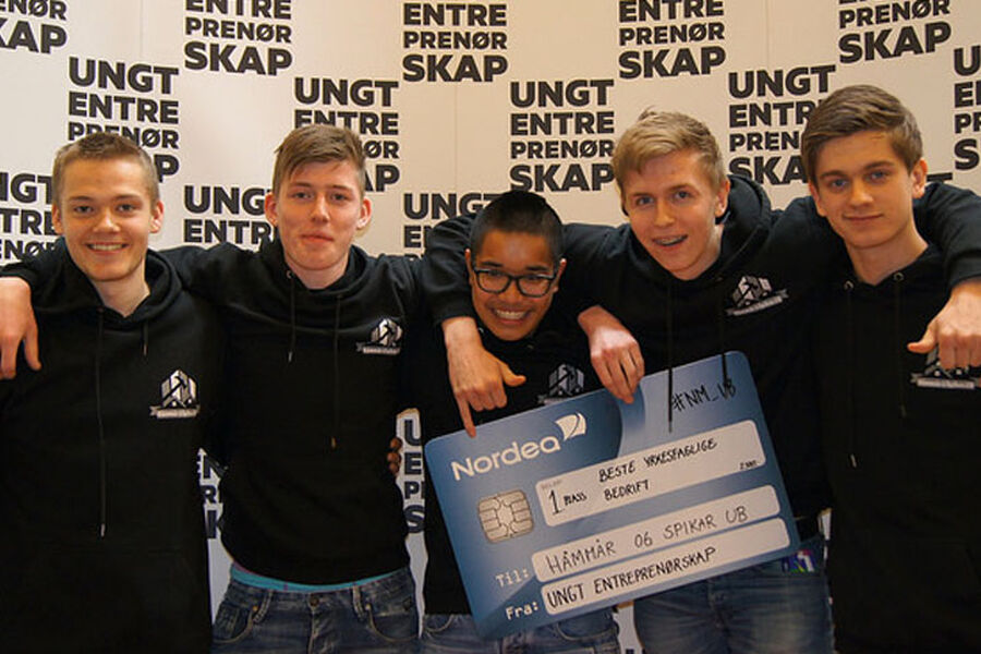 Ola Lerstad, Håkon Moholt, Vince René Rennan, Tobias Harøy og Sebastian Kilen tok med hjem prisen som beste yrkesfaglige bedrift på Ungt Entreprenørskaps NM på Lillestrøm før helgen.Foto:BNL