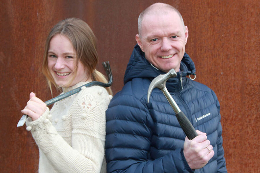  Mesterbrev setter fagkunnskap og kvalitet høyt. Derfor er vi svært glade for å ha dem med oss på laget , sier Guro Hauge i Lavenergiprogrammet. Til høyre informasjonsansvarlig i Mesterbrevnemda, Roger Nyborg.