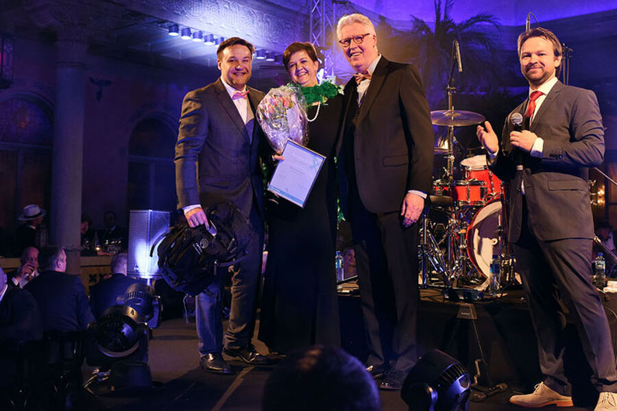 Frank Olsen og Erik Skar i Rørkjøp ga Eva Christine Moen hos Heindenreich prisen «Årets grossistansatt» på vegne av de 370 medlemmene i Rørkjøp.