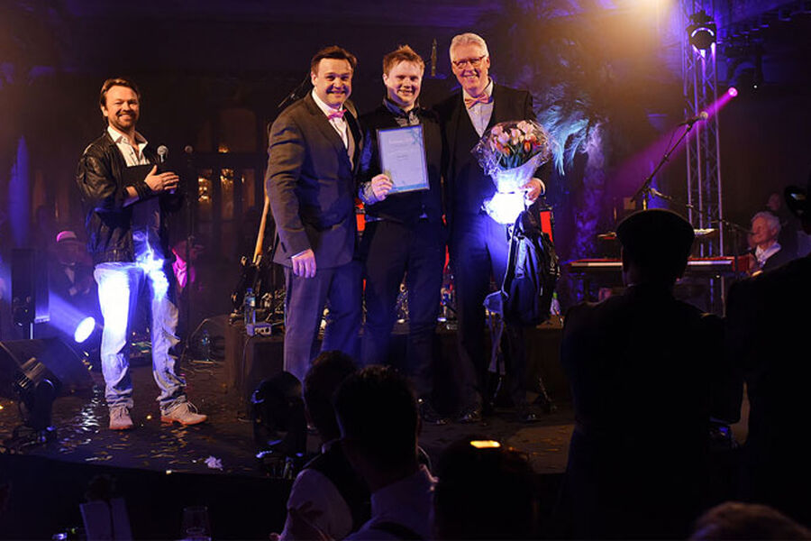 Lásse Persen, gründer og eier av Lásse Rør AS i Lakselv, mottar prisen som årets Rørkjøper fra administrerende direktør Frank Olsen og Erik Skar.