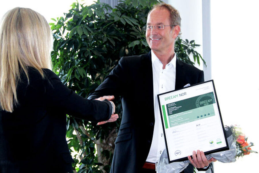 Daglig leder i Norwegian Green Building Council (NGBC), Kjersti Folvik overrakte sertifikatet til Eirik Thrygg , adm. dir. i Höegh Eiendom.