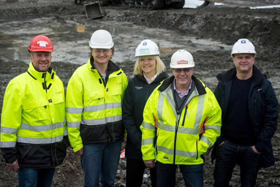 Her, like ved E18 i Kobbervikdalen i Drammen, bygges landets mest miljøvennlige stormarked. Utbygger er Vestaksen Eiendom, leietaker er Storcash Norge og totalentreprenør er Alento. Fra venstre: Daglig leder Alento, Kristian Lindland, anleggsleder Alento, Uwe Antoscheck , Vestaksens prosjektleder Anette Gjestemoen, eiendomssjef Storcash Norge, Morten Malnes og prosjektsjef næring Vestaksen, Pål Vamnes. FOTO: TORBJØRN TANDBERG